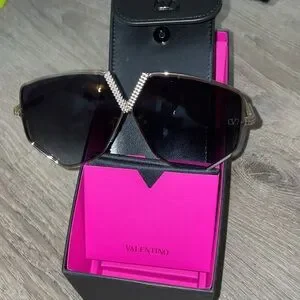24HR DROP ⬇️ Valentino Rock Stud Black and Gold Sunglasses Valentino V-GOLDCUT-II VLS 114A Sunglasses - US main image 3